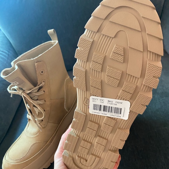 BRAND NEW never worn UGG hiking boots.  Size 6.5 - Picture 5 of 7